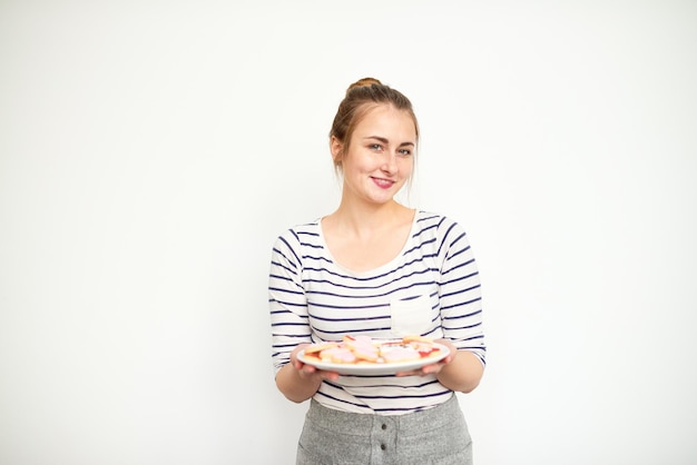 Osoba trzymająca talerz z jedzeniem